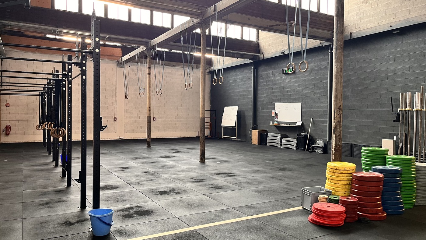 Venez découvrir ou pratiquer le CrossFit et l'HYROX chez CROSSFIT MULHOUSE FACTORY, la plus grande box de CrossFit à Mulhouse (68200) dans le Haut-Rhin avec une ambiance familiale.