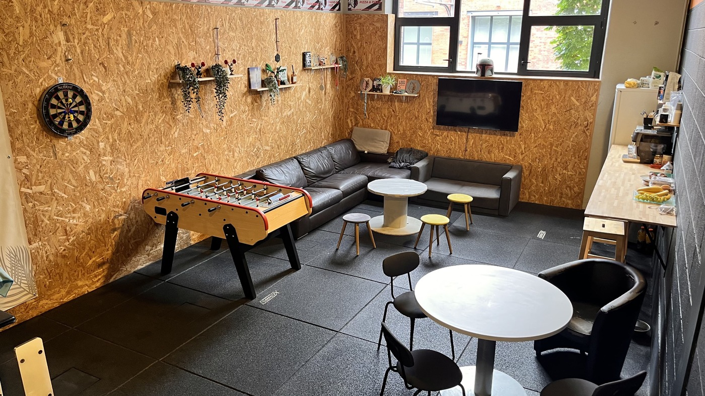 Hydratez vous avant ou après votre WOD ou entraînement de CrossFit dans la zone chill de la box CROSSFIT MULHOUSE FACTORY avec les boissons NOCCO BCAA et les milk-shakes BAREBELLS.