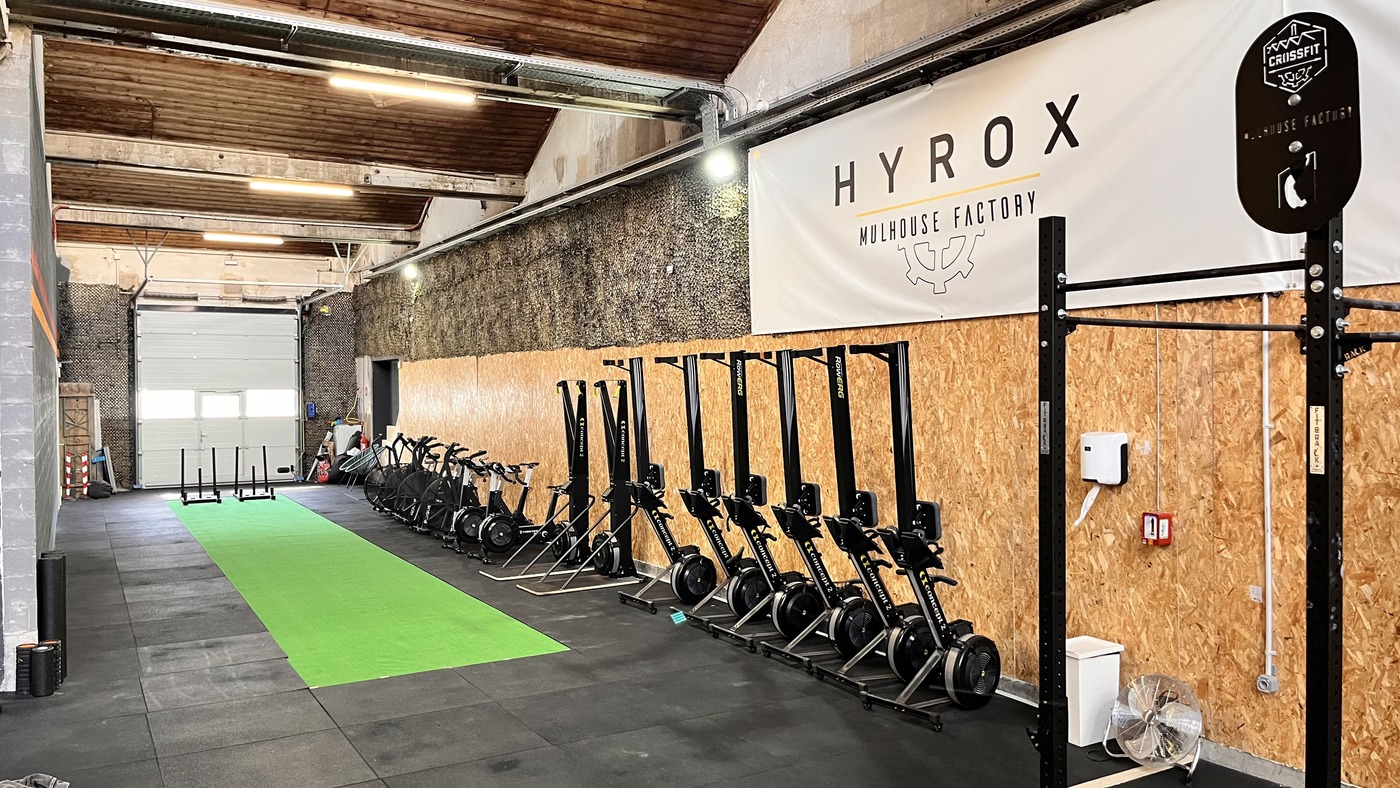 Pratiquez l’HYROX à Mulhouse chez CrossFit Mulhouse Factory, dans un espace entièrement dédié à l’HYROX pour améliorer votre condition physique et relever de nouveaux défis sportifs.